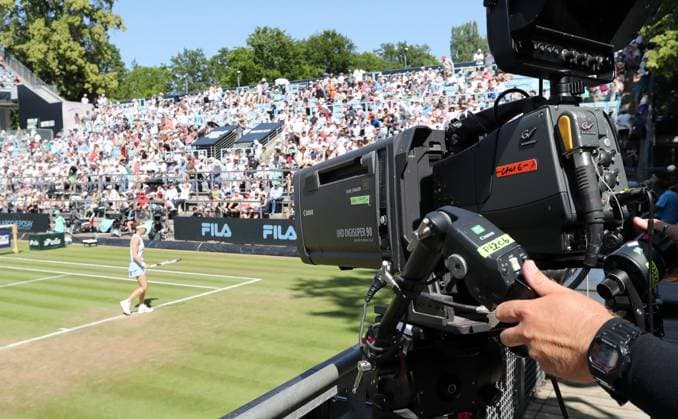 TV Kamera Fernsehkamera Fernsehen Ljudmila Samsonowa (RUS) vs Wang Xinyu (CHN) im Steffi Graf Stadion Halbfinale HYLO Berlin Tennis Open Damen auf Rasen 21.06.2025