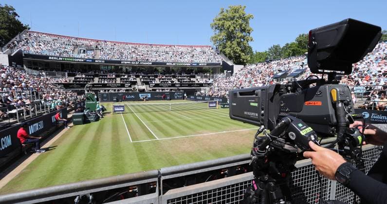 TV Kamera Fernsehkamera Fernsehen Ljudmila Samsonowa (RUS) vs Wang Xinyu (CHN) im Steffi Graf Stadion Halbfinale HYLO Berlin Tennis Open Damen auf Rasen 21.06.2025