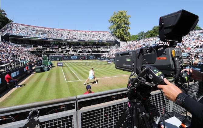 TV Kamera Fernsehkamera Fernsehen Ljudmila Samsonowa (RUS) vs Wang Xinyu (CHN) im Steffi Graf Stadion Halbfinale HYLO Berlin Tennis Open Damen auf Rasen 21.06.2025