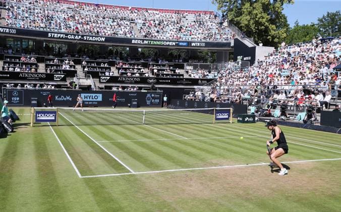 Ljudmila Samsonowa (RUS) vs Wang Xinyu (CHN) im Steffi Graf Stadion Sportstätte Übersicht Totale Halbfinale HYLO Berlin Tennis Open Damen auf Rasen 21.06.2025