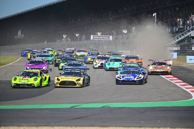 Sport Themen der Woche KW25 Sport Bilder des Tages RECORD DATE NOT STATED Mehrere Rennfahrzeuge starten das 24h Rennen 2025 am Nürburgring auf der Grand-Prix-Strecke 24h Rennen 2025 Nürburgring *** Several racing cars start the 24h Race 2025 at the Nürburgring on the Grand Prix circuit 24h Race 2025 Nürburgring Copyright: xMaxxMesterx