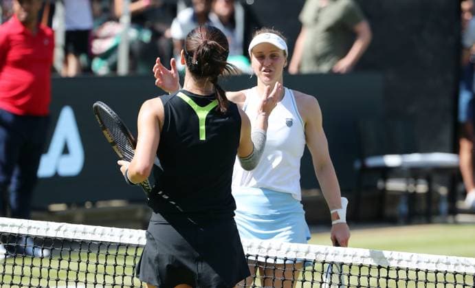 Ljudmila Samsonowa (RUS) gratuliert Wang Xinyu (CHN) im Steffi Graf Stadion Halbfinale HYLO Berlin Tennis Open Damen auf Rasen 21.06.2025