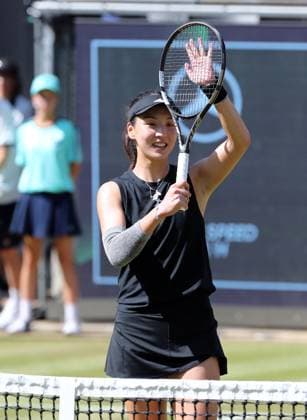 Wang Xinyu (CHN) jubelt nach Sieg gegen Ljudmila Samsonowa (RUS) im Steffi Graf Stadion Halbfinale HYLO Berlin Tennis Open Damen auf Rasen 21.06.2025