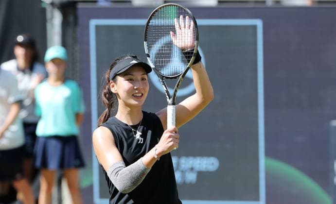 Wang Xinyu (CHN) jubelt nach Sieg gegen Ljudmila Samsonowa (RUS) im Steffi Graf Stadion Halbfinale HYLO Berlin Tennis Open Damen auf Rasen 21.06.2025