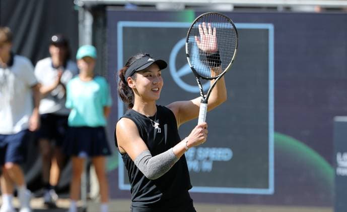 Wang Xinyu (CHN) jubelt nach Sieg gegen Ljudmila Samsonowa (RUS) im Steffi Graf Stadion Halbfinale HYLO Berlin Tennis Open Damen auf Rasen 21.06.2025