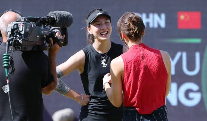 Wang Xinyu (CHN) lacht im Interview nach Sieg gegen Ljudmila Samsonowa (RUS) im Steffi Graf Stadion Halbfinale HYLO Berlin Tennis Open Damen auf Rasen 21.06.2025