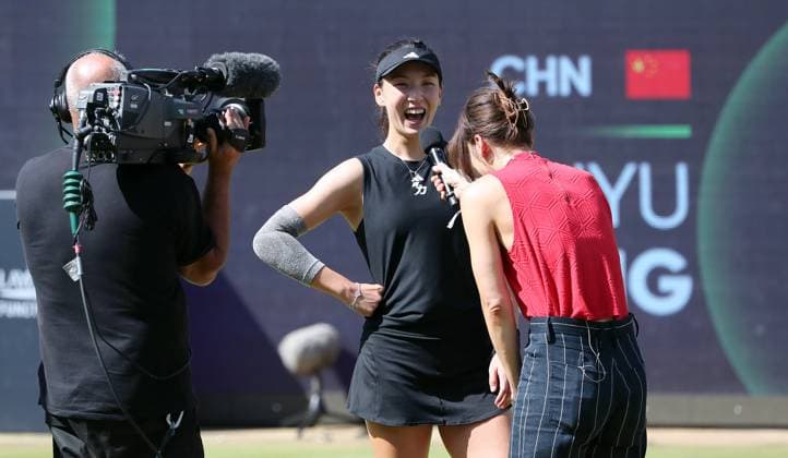 Sport Bilder des Tages Wang Xinyu (CHN) lacht im Interview nach Sieg gegen Ljudmila Samsonowa (RUS) im Steffi Graf Stadion Halbfinale HYLO Berlin Tennis Open Damen auf Rasen 21.06.2025