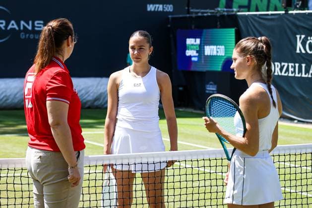 Coin-Flip mit Remetean, Daria GER (TC 1899 Blau-Weiss) und Melchior, Marlene (BTTC Grün-Weiß), Berlin Tennis Junior Open 2025, Berlin, LTTC Rot-Weiß , 21.06.2025, Copyright: xClaudioxGärtnerx