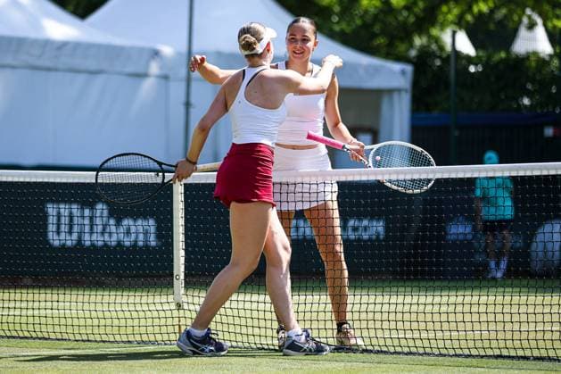 König, Zora (SV Zehlendorfer Wespen 1911) und Remetean, Daria (TC 1899 Blau-Weiss Berlin) am Netz, Berlin Tennis Junior Open 2025, Berlin, LTTC Rot-Weiß , 21.06.2025, Copyright: xClaudioxGärtnerx
