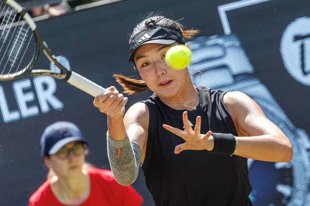 21.06.2025 Tennis: WTA, Tennis Damen Tour- Berlin, Einzel, Damen, Halbfinale, Xinyu Wang (CHN) - Ludmilla Samsonova (Russland), Steffi-Graf-Stadion. Xinyu Wang retourniert einen Ball. Tennis: WTA-Tour- Berlin