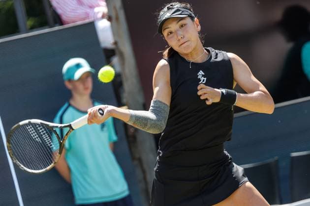 21.06.2025 Tennis: WTA, Tennis Damen Tour- Berlin, Einzel, Damen, Halbfinale, Xinyu Wang (CHN) - Ludmilla Samsonova (Russland), Steffi-Graf-Stadion. Xinyu Wang retourniert einen Ball. Tennis: WTA-Tour- Berlin