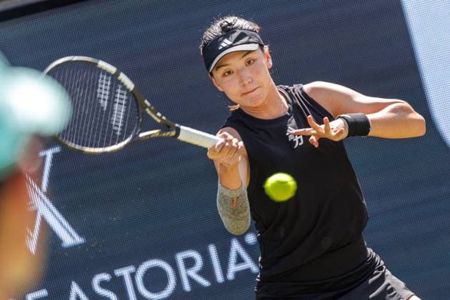 21.06.2025 Tennis: WTA, Tennis Damen Tour- Berlin, Einzel, Damen, Halbfinale, Xinyu Wang (CHN) - Ludmilla Samsonova (Russland), Steffi-Graf-Stadion. Xinyu Wang retourniert einen Ball. Tennis: WTA-Tour- Berlin