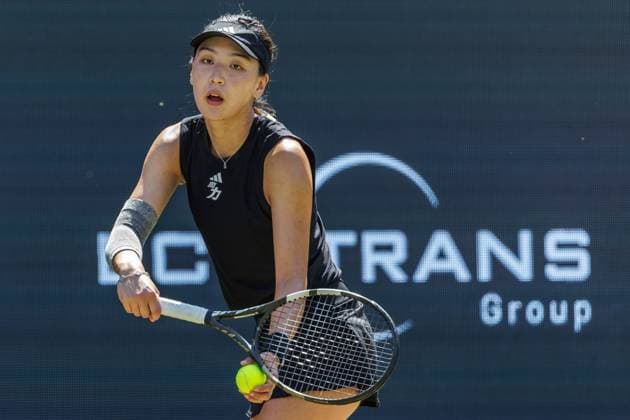 21.06.2025 Tennis: WTA, Tennis Damen Tour- Berlin, Einzel, Damen, Halbfinale, Xinyu Wang (CHN) - Ludmilla Samsonova (Russland), Steffi-Graf-Stadion. Xinyu Wang retourniert einen Ball. Tennis: WTA-Tour- Berlin