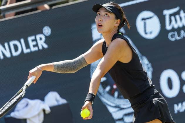 21.06.2025 Tennis: WTA, Tennis Damen Tour- Berlin, Einzel, Damen, Halbfinale, Xinyu Wang (CHN) - Ludmilla Samsonova (Russland), Steffi-Graf-Stadion. Xinyu Wang retourniert einen Ball. Tennis: WTA-Tour- Berlin