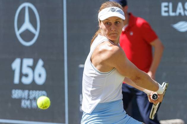 21.06.2025 Tennis: WTA, Tennis Damen Tour- Berlin, Einzel, Damen, Halbfinale, Xinyu Wang (CHN) - Ludmilla Samsonova (Russland), Steffi-Graf-Stadion. Marketa Vondrousova retourniert einen Ball. Tennis: WTA-Tour- Berlin