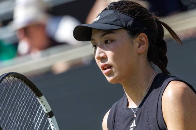 21.06.2025 Tennis: WTA, Tennis Damen Tour- Berlin, Einzel, Damen, Halbfinale, Xinyu Wang (CHN) - Ludmilla Samsonova (Russland), Steffi-Graf-Stadion. Xinyu Wang bereitet sich auf den Return vor. Tennis: WTA-Tour- Berlin