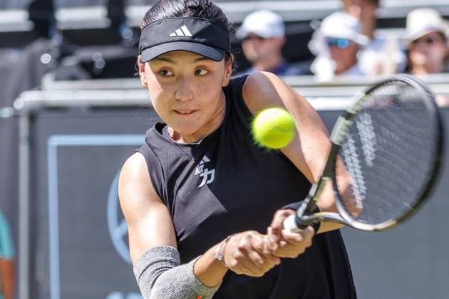 21.06.2025 Tennis: WTA, Tennis Damen Tour- Berlin, Einzel, Damen, Halbfinale, Xinyu Wang (CHN) - Ludmilla Samsonova (Russland), Steffi-Graf-Stadion. Xinyu Wang retourniert einen Ball. Tennis: WTA-Tour- Berlin