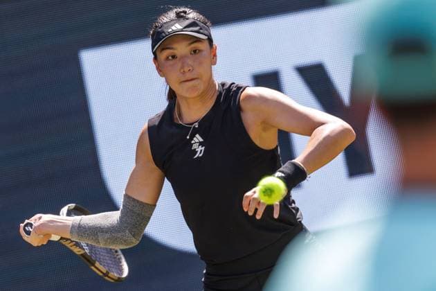 21.06.2025 Tennis: WTA, Tennis Damen Tour- Berlin, Einzel, Damen, Halbfinale, Xinyu Wang (CHN) - Ludmilla Samsonova (Russland), Steffi-Graf-Stadion. Xinyu Wang retourniert einen Ball. Tennis: WTA-Tour- Berlin