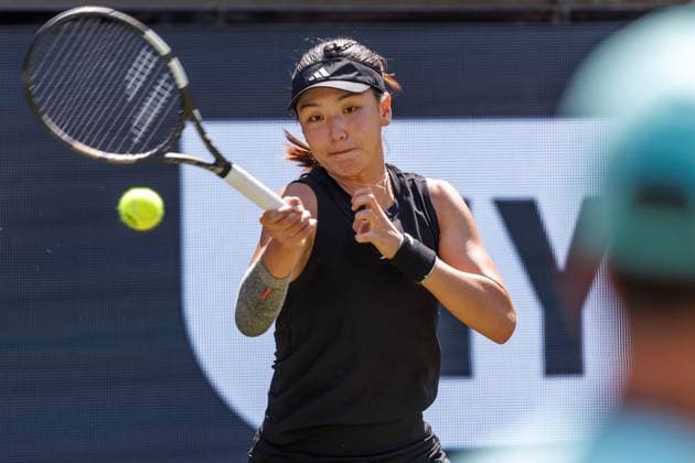 21.06.2025 Tennis: WTA, Tennis Damen Tour- Berlin, Einzel, Damen, Halbfinale, Xinyu Wang (CHN) - Ludmilla Samsonova (Russland), Steffi-Graf-Stadion. Xinyu Wang retourniert einen Ball. Tennis: WTA-Tour- Berlin