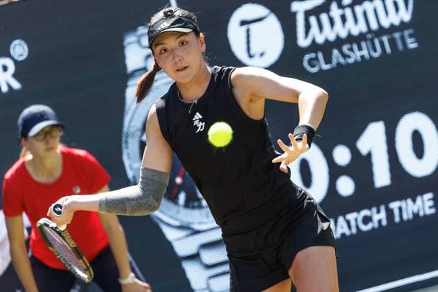 21.06.2025 Tennis: WTA, Tennis Damen Tour- Berlin, Einzel, Damen, Halbfinale, Xinyu Wang (CHN) - Ludmilla Samsonova (Russland), Steffi-Graf-Stadion. Xinyu Wang retourniert einen Ball. Tennis: WTA-Tour- Berlin