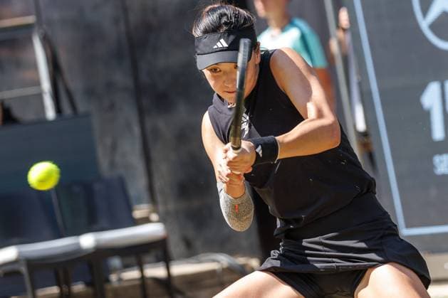 21.06.2025 Tennis: WTA, Tennis Damen Tour- Berlin, Einzel, Damen, Halbfinale, Xinyu Wang (CHN) - Ludmilla Samsonova (Russland), Steffi-Graf-Stadion. Xinyu Wang retourniert einen Ball. Tennis: WTA-Tour- Berlin
