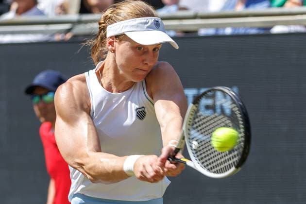 21.06.2025 Tennis: WTA, Tennis Damen Tour- Berlin, Einzel, Damen, Halbfinale, Xinyu Wang (CHN) - Ludmilla Samsonova (Russland), Steffi-Graf-Stadion. Marketa Vondrousova retourniert einen Ball. Tennis: WTA-Tour- Berlin