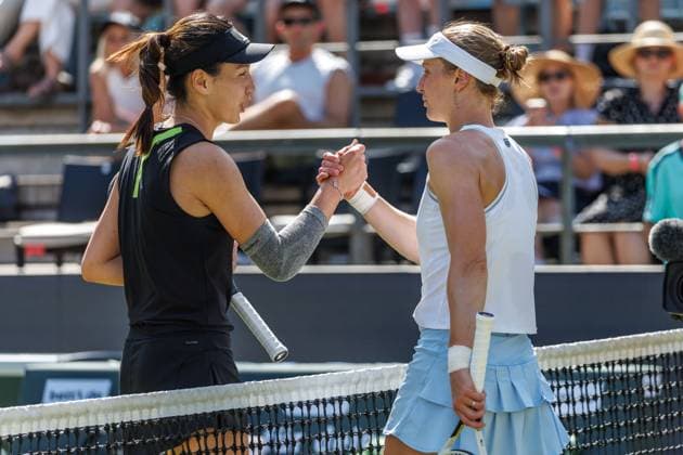 21.06.2025 Tennis: WTA, Tennis Damen Tour- Berlin, Einzel, Damen, Halbfinale, Xinyu Wang (CHN) - Ludmilla Samsonova (Russland), Steffi-Graf-Stadion. Xinyu Wang freut sich über den Sieg und bedankt sich Ludmilla Samsonova. Tennis: WTA-Tour- Berlin