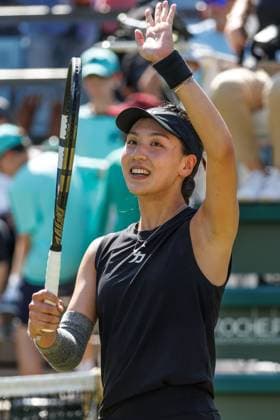 21.06.2025 Tennis: WTA, Tennis Damen Tour- Berlin, Einzel, Damen, Halbfinale, Xinyu Wang (CHN) - Ludmilla Samsonova (Russland), Steffi-Graf-Stadion. Xinyu Wang retourniert einen Ball. Tennis: WTA-Tour- Berlin