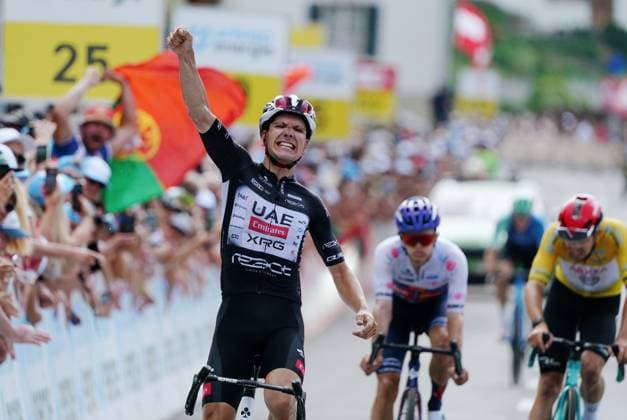 21.06.2025 Schweiz. Tour de Suisse Herren 2025 57 Etappe Neuhausen - Emmetten Bild : Bild der Sieger Joao Almeida (POR) Team UAE Emirates Aktion Jubel Jubelt