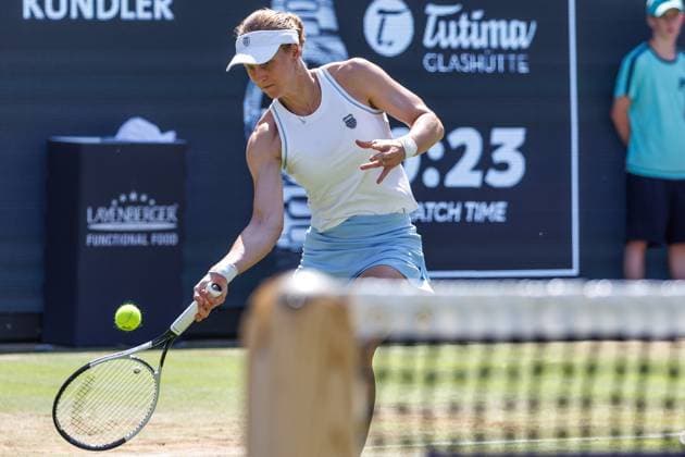 21.06.2025 Tennis: WTA, Tennis Damen Tour- Berlin, Einzel, Damen, Halbfinale, Xinyu Wang (CHN) - Ludmilla Samsonova (Russland), Steffi-Graf-Stadion. Marketa Vondrousova retourniert einen Ball. Tennis: WTA-Tour- Berlin