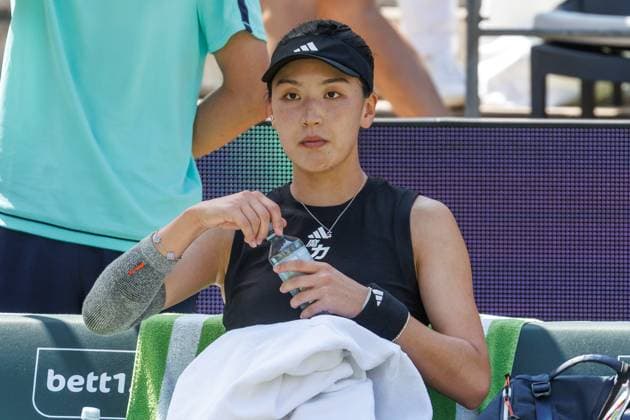 21.06.2025 Tennis: WTA, Tennis Damen Tour- Berlin, Einzel, Damen, Halbfinale, Xinyu Wang (CHN) - Ludmilla Samsonova (Russland), Steffi-Graf-Stadion. Xinyu Wang sitzt auf der Bank. Tennis: WTA-Tour- Berlin