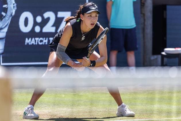 21.06.2025 Tennis: WTA, Tennis Damen Tour- Berlin, Einzel, Damen, Halbfinale, Xinyu Wang (CHN) - Ludmilla Samsonova (Russland), Steffi-Graf-Stadion. Xinyu Wang bereitet sich auf des Return vor. Tennis: WTA-Tour- Berlin