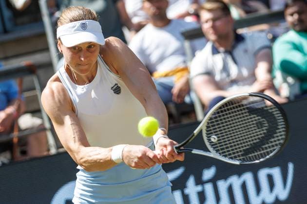 21.06.2025 Tennis: WTA, Tennis Damen Tour- Berlin, Einzel, Damen, Halbfinale, Xinyu Wang (CHN) - Ludmilla Samsonova (Russland), Steffi-Graf-Stadion. Marketa Vondrousova retourniert einen Ball. Tennis: WTA-Tour- Berlin