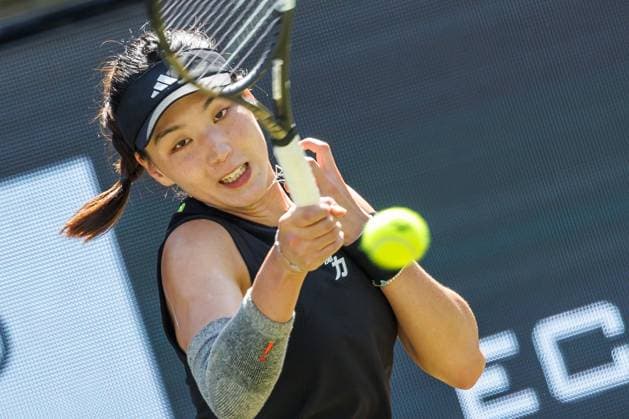 21.06.2025 Tennis: WTA, Tennis Damen Tour- Berlin, Einzel, Damen, Halbfinale, Xinyu Wang (CHN) - Ludmilla Samsonova (Russland), Steffi-Graf-Stadion. Xinyu Wang retourniert einen Ball. Tennis: WTA-Tour- Berlin