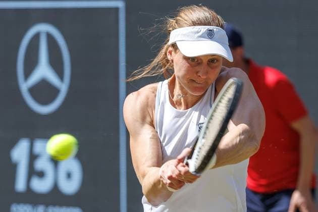 21.06.2025 Tennis: WTA, Tennis Damen Tour- Berlin, Einzel, Damen, Halbfinale, Xinyu Wang (CHN) - Ludmilla Samsonova (Russland), Steffi-Graf-Stadion. Marketa Vondrousova retourniert einen Ball. Tennis: WTA-Tour- Berlin