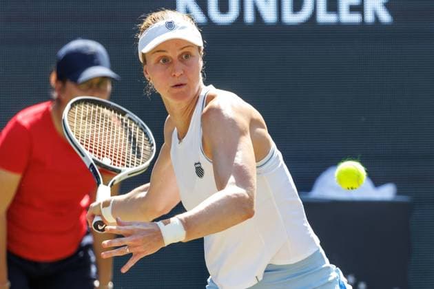 21.06.2025 Tennis: WTA, Tennis Damen Tour- Berlin, Einzel, Damen, Halbfinale, Xinyu Wang (CHN) - Ludmilla Samsonova (Russland), Steffi-Graf-Stadion. Marketa Vondrousova retourniert einen Ball. Tennis: WTA-Tour- Berlin