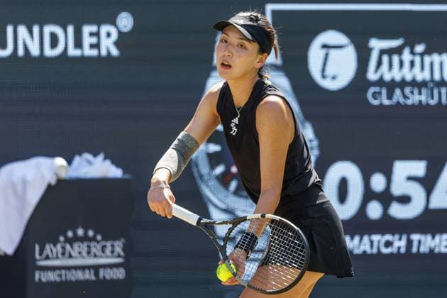 21.06.2025 Tennis: WTA, Tennis Damen Tour- Berlin, Einzel, Damen, Halbfinale, Xinyu Wang (CHN) - Ludmilla Samsonova (Russland), Steffi-Graf-Stadion. Xinyu Wang schlägt auf. Tennis: WTA-Tour- Berlin