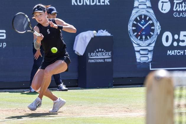 21.06.2025 Tennis: WTA, Tennis Damen Tour- Berlin, Einzel, Damen, Halbfinale, Xinyu Wang (CHN) - Ludmilla Samsonova (Russland), Steffi-Graf-Stadion. Xinyu Wang retourniert einen Ball. Tennis: WTA-Tour- Berlin