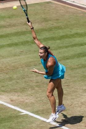 21.06.2025 Tennis: WTA, Tennis Damen Tour- Berlin, Einzel, Damen, Halbfinale, Marketa Vondrousova (CZE) - Samsonova (Russland), Steffi-Graf-Stadion. Aryna Sabalenka schlägt auf. Tennis: WTA-Tour- Berlin