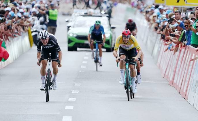 21.06.2025 Schweiz. Tour de Suisse Herren 2025 57 Etappe Neuhausen - Emmetten Bild : Bild der Sieger Joao Almeida (POR) Team UAE Emirates Rechts der Leader Kevin Vauquelin (FRA) Team Arkea-B&B Hotels. Aktion