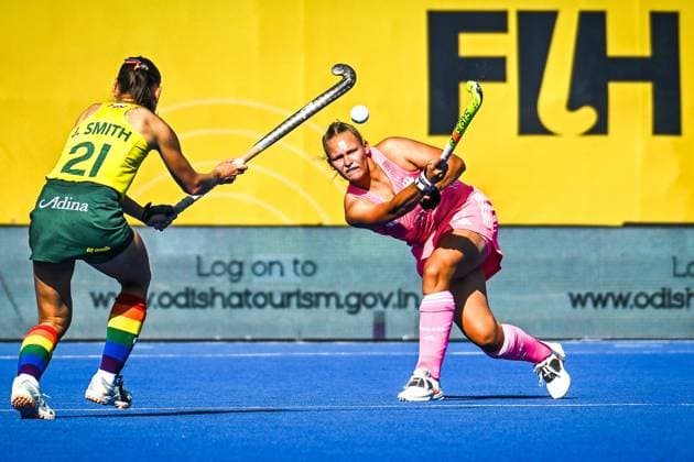 Sport Themen der Woche KW25 Sport Bilder des Tages Hockey, FIH Hockey Pro League 2025 Berlin, Deutschland - Australien 21.06.2025, xdanx, Hockey, FIH Hockey Pro League 2025 Berlin, Deutschland - Australien v.l. Jade Smith (Australien), Lynn Krings (Deutschland) Zweikampf, Duell, Kampf, tackle Berlin Ernst-Reuter-Sportfeld Berlin Deutschland (DE) *** Field hockey, FIH Hockey Pro League 2025 Berlin, Germany Australia 21 06 2025, xdanx, Hockey, FIH Hockey Pro League 2025 Berlin, Germany Australia v l Jade Smith Australia , Lynn Krings Germany duel, duel, fight, tackle Berlin Ernst Reuter Sportfeld Berlin Germany DE Copyright: xDanielxLakomskix