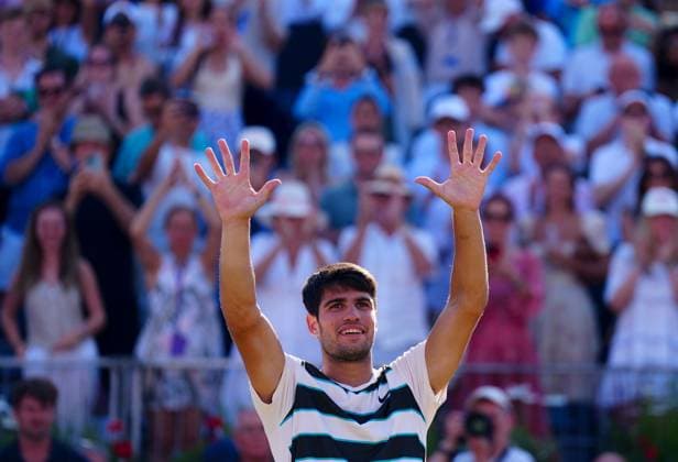 Carlos Alcaraz celebrates his semi final win over Roberto Bautista Agut Queen s Club Championships, Day 13, Queen s Club, West Kensington, London, UK - 21 Jun 2025  Copyright: xJavierxGarcia Shutterstockx 15366610bm