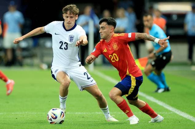 Tyler Morton of England and Alberto Moleiro of Spain. Spain U21, U 21 v England U21, UEFA U21 Championship, Quarter-final, Stadion Antona Malatinskeho, Slovakia - 21 Jun 2025  Copyright: xNikolaxKrstic Shutterstockx 15367881bb
