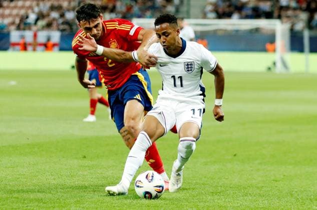 Omari Hutchinson of England and Marc Pubill of Spain. Spain U21, U 21 v England U21, UEFA U21 Championship, Quarter-final, Stadion Antona Malatinskeho, Slovakia - 21 Jun 2025  Copyright: xNikolaxKrstic Shutterstockx 15367881bh
