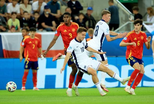 James McAtee of England and Cristhian Mosquera of Spain. Spain U21, U 21 v England U21, UEFA U21 Championship, Quarter-final, Stadion Antona Malatinskeho, Slovakia - 21 Jun 2025  Copyright: xNikolaxKrstic Shutterstockx 15367881bi