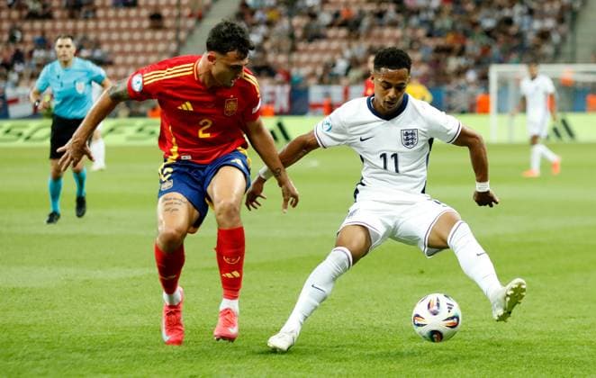 Omari Hutchinson of England and Marc Pubill of Spain. Spain U21, U 21 v England U21, UEFA U21 Championship, Quarter-final, Stadion Antona Malatinskeho, Slovakia - 21 Jun 2025  Copyright: xNikolaxKrstic Shutterstockx 15367881bj