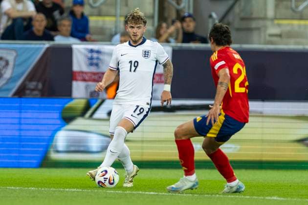 UEFA U21, U 21 Europameisterschaft, Viertelfinale: Spanien - England; 21.06.2025 Harvey Elliott (England, 19), Hugo Bueno (Spanien, 22) bei der UEFA U21-Europameisterschaft im Viertelfinalspiel zwischen Spanien - England, am 21.06.2025, Anton Malatinsky Stadium, Trnava, Slowakei Copyright: xBEAUTIFULxSPORTS Meuselx