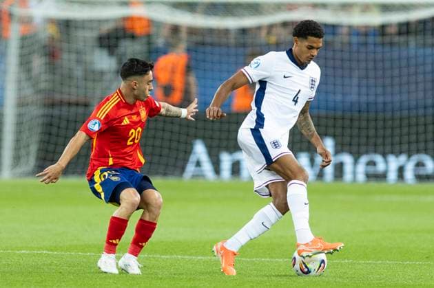 UEFA U21, U 21 Europameisterschaft, Viertelfinale: Spanien - England; 21.06.2025 Jarell Quansah (England, 4), Alberto Moleiro (Spanien, 20) bei der UEFA U21-Europameisterschaft im Viertelfinalspiel zwischen Spanien - England, am 21.06.2025, Anton Malatinsky Stadium, Trnava, Slowakei Copyright: xBEAUTIFULxSPORTS Meuselx