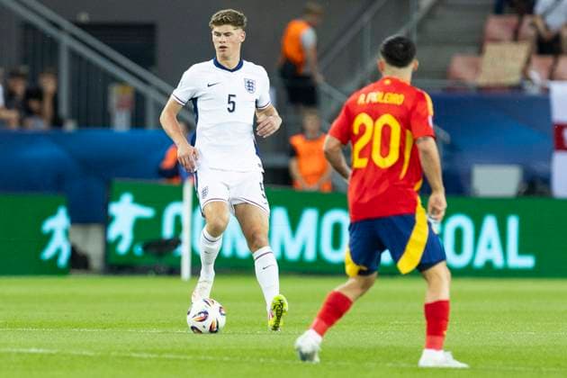 UEFA U21, U 21 Europameisterschaft, Viertelfinale: Spanien - England; 21.06.2025 Charlie Cresswell (England, 5) bei der UEFA U21-Europameisterschaft im Viertelfinalspiel zwischen Spanien - England, am 21.06.2025, Anton Malatinsky Stadium, Trnava, Slowakei Copyright: xBEAUTIFULxSPORTS Meuselx
