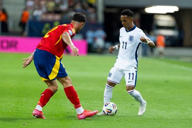 UEFA U21, U 21 Europameisterschaft, Viertelfinale: Spanien - England; 21.06.2025 Marc Pubill (Spanien, 2), Omari Hutchinson (England, 11) bei der UEFA U21-Europameisterschaft im Viertelfinalspiel zwischen Spanien - England, am 21.06.2025, Anton Malatinsky Stadium, Trnava, Slowakei Copyright: xBEAUTIFULxSPORTS Meuselx